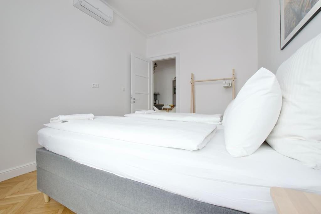 Premium Apartment By Hi - Central 2 Bedroom - Best View Budapeste Exterior foto